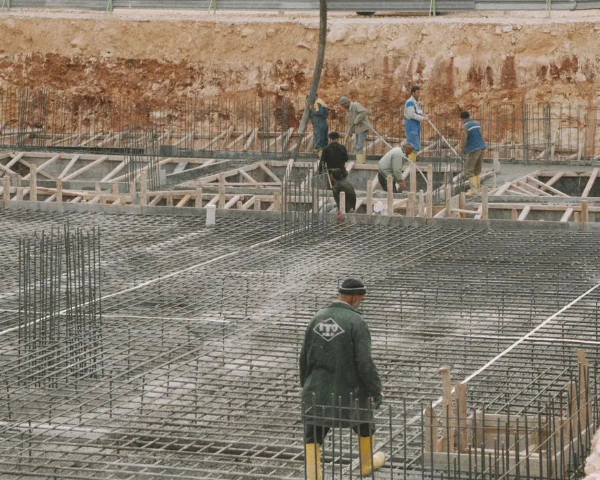 Fundamenty domu krok po kroku — ławy, płyta, izolacja